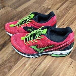 Mizuno Wave Rider 16 women size 6.5! Gently used